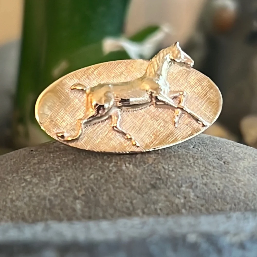 14k gold ring with horse and crosshatch background - Picture 6 of 17